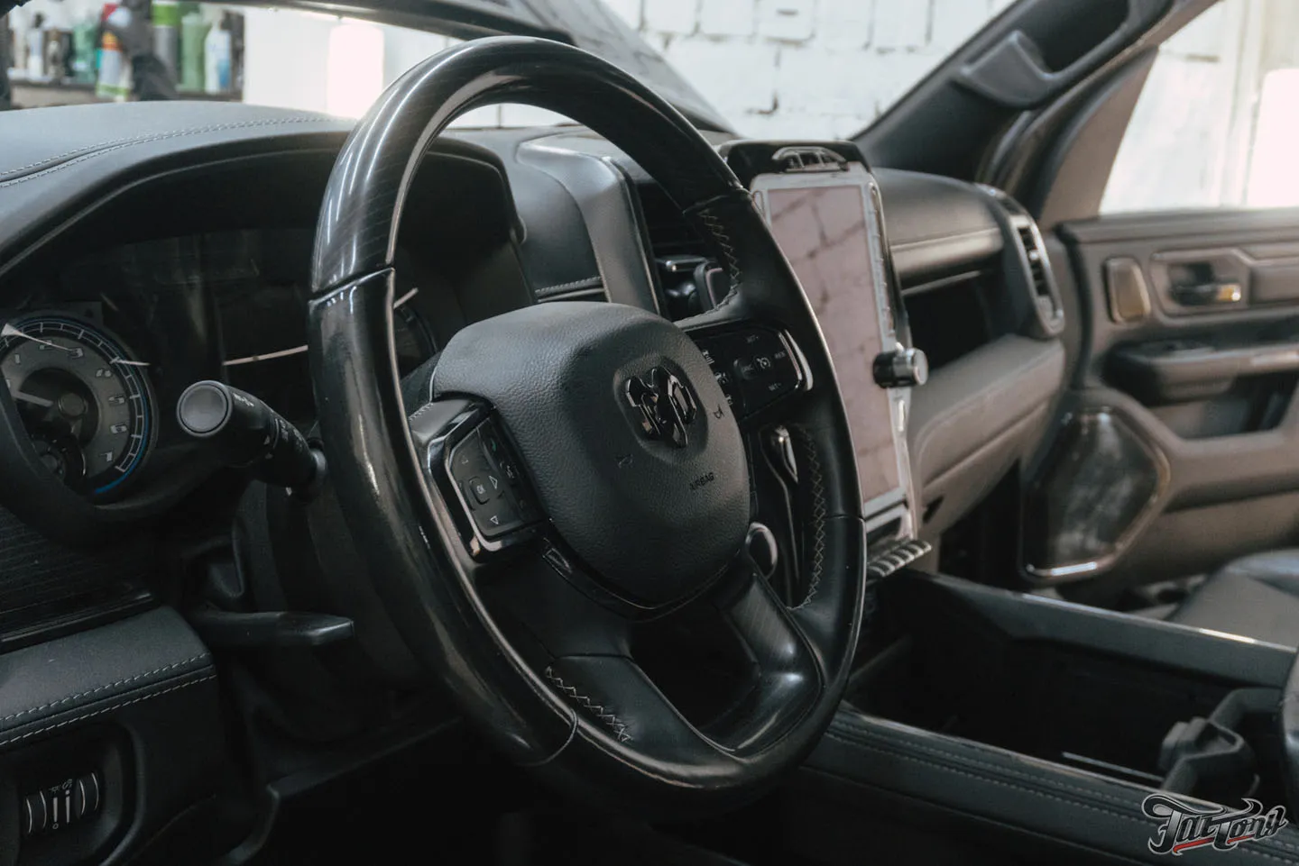 Установка модулей дальнего света Rigid, новая выхлопная система и химчистка салона для RAM 1500